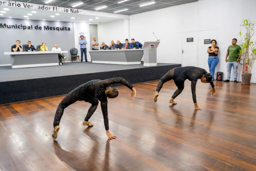 deborah-colker-recebe-titulo-de-cidada-mesquitense